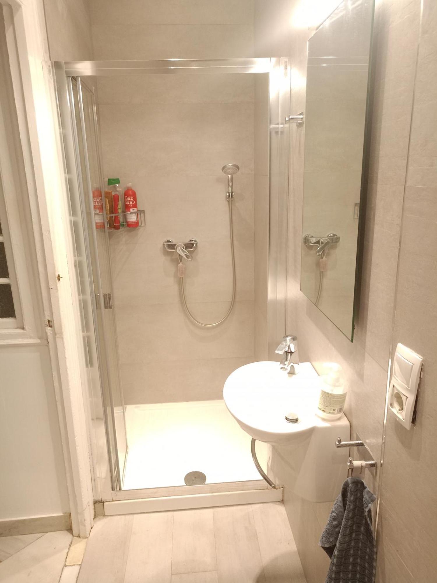 Small Stylish Room With Comfortable Queen-Size Bed In Very Large, Beautifully Decorated Shared Flat In The Historic Centre Of Малага Екстериор снимка