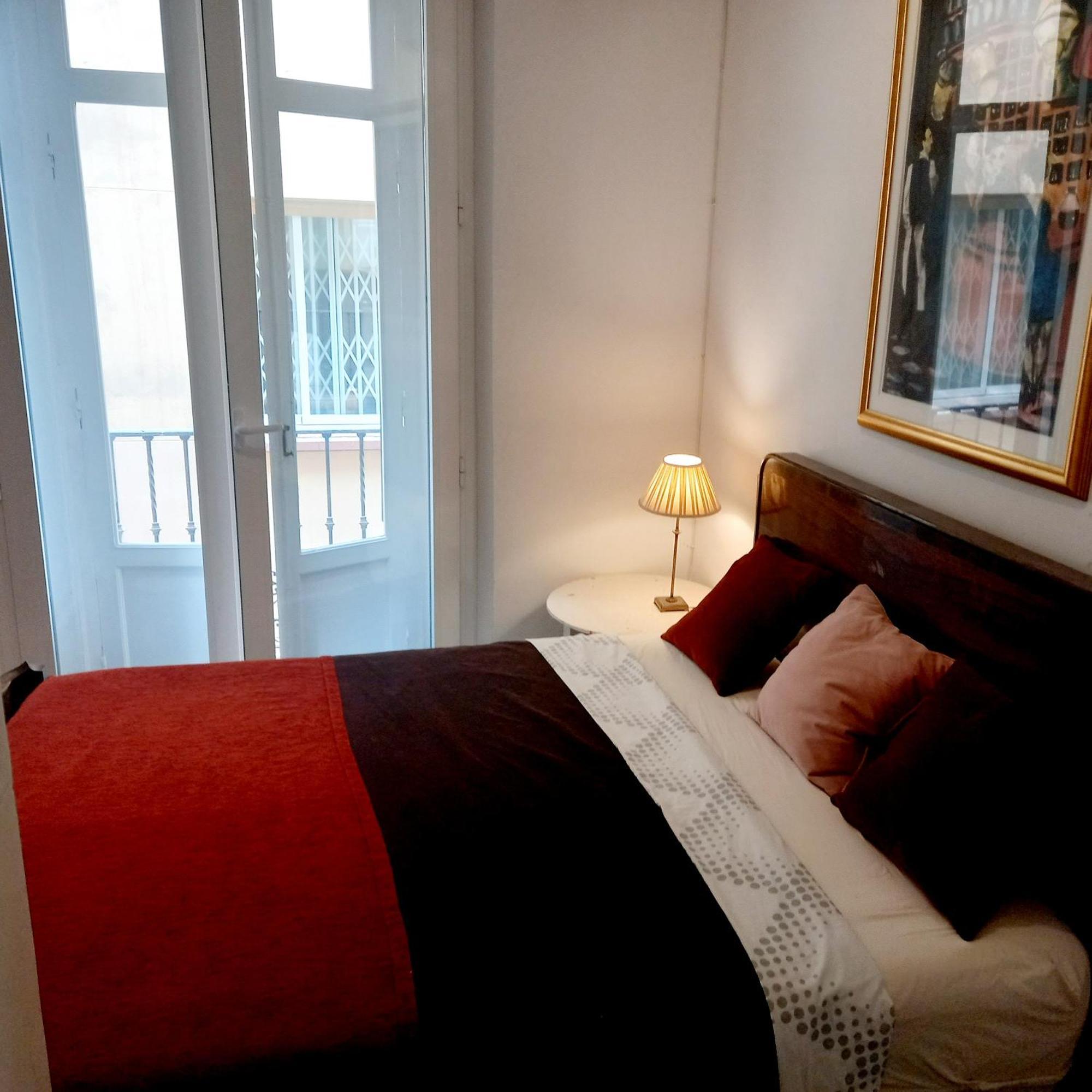 Small Stylish Room With Comfortable Queen-Size Bed In Very Large, Beautifully Decorated Shared Flat In The Historic Centre Of Малага Екстериор снимка